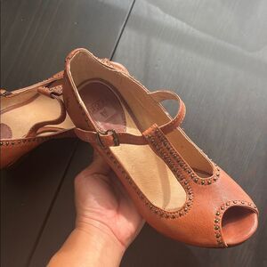 FRYE Peep Toe Saddle Brown Mary Janes Studded W7